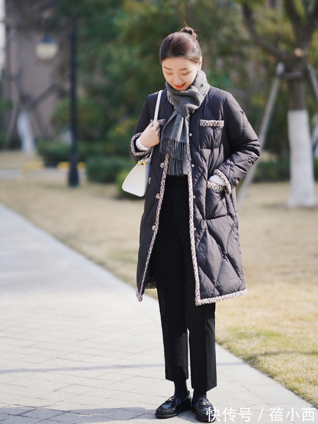 博主 精致的女人最爱穿“小香风羽绒服”,选这4款来搭配,高级又时髦