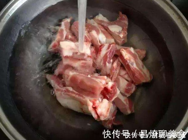 清炖排骨,排骨不能直接焯水,否则排骨塞牙腥味大,这么做才好吃