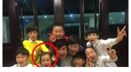 |宋亚轩抱小妹妹合照,坐姿搞笑像大爷,仿佛看到未来带孙女的模样