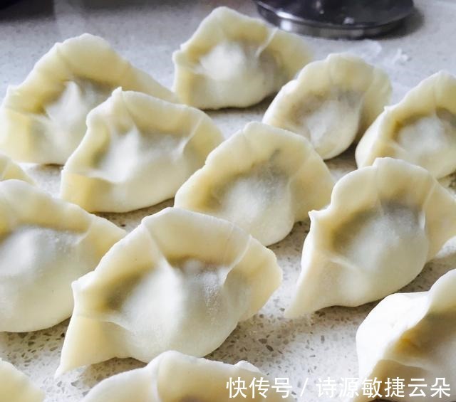 香喷喷|趁着这个蔬菜便宜，快包成香喷喷的饺子来吃，再不吃就过季了！