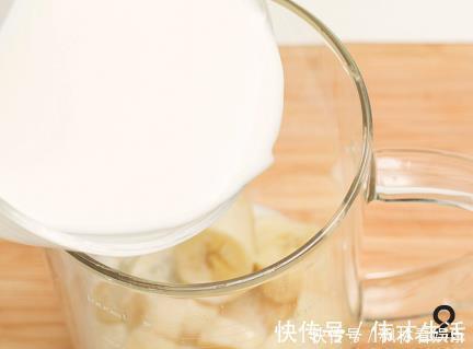 这两种食材打成果汁,不加糖也能又香又甜,特别适合晚餐喝