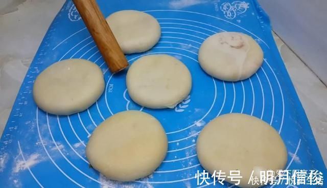 好吃|红豆饼这样做太好吃了,锅里烙一烙,我家一周吃五次,真的太香了