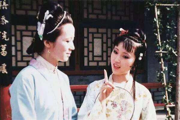 黛玉|黛玉去世，为何只有探春和李纨陪着她？其他人忙着宝玉和宝钗结婚