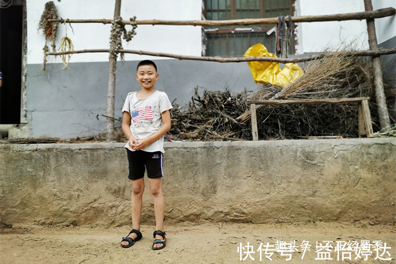 奶奶|10岁男孩出生后父母离世,与奶奶相依为命,衣服小了也舍不得买