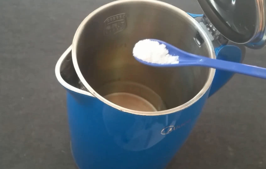 赶紧在水壶里撒一勺盐,没想到作用这么大,看完回家试一试