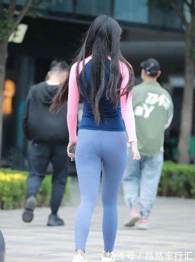 妹子 终于可以把心爱打底裤穿出街了,用心去搭配,美丽清澈