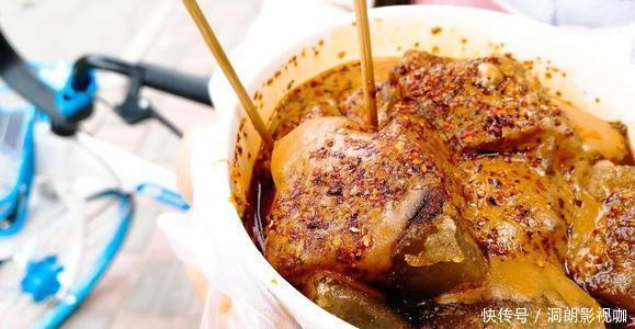 大妈|大妈摆摊卖自制“懒人菜”,3口锅1个人,一天卖出几百斤