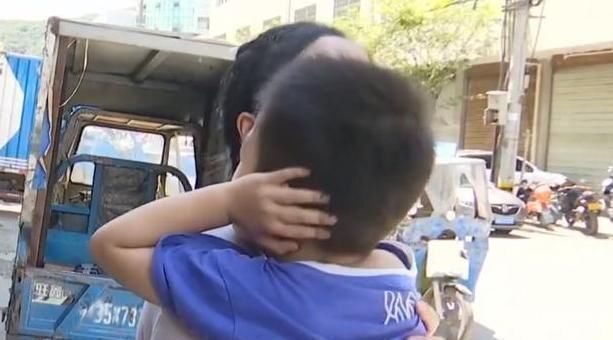 妈妈|男孩耳后有伤口,妈妈怀疑是幼儿园小朋友抓伤,但娃的话让她崩溃