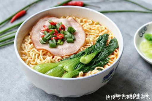 泡面|为啥桶装泡面比袋装的贵3块,了解贵到哪里后,我宁愿买桶装的面