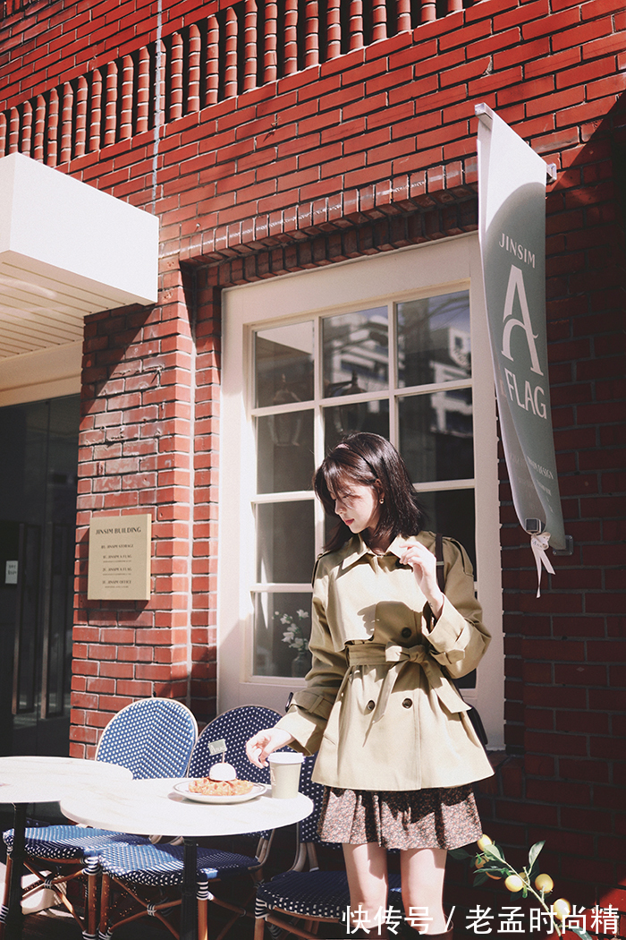 风衣|纯手工水洗棉面料的风衣,与深色的牛仔裤搭配显得英气十足