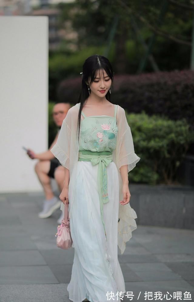 法式|一件连衣裙折射出与众不同的个性，让造型气场翻倍，让你帅气