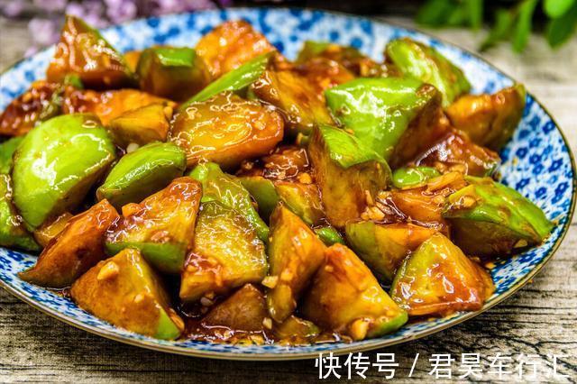 炒茄子，原来不能先放油，厨师长教你2招，茄子不油腻不发黑