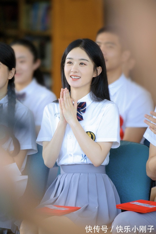 白衬衫 时尚穿搭，身穿白衬衫搭配百褶裙，少女感满满