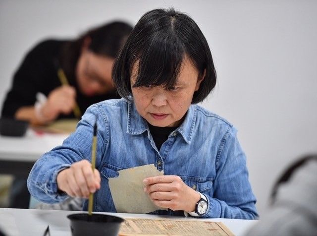  师生|感受中国文化，外籍师生“当”一次古籍修复师