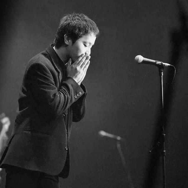 他是搖滾教父,出道30年與妻子丁克17年,52歲坐輪椅演唱