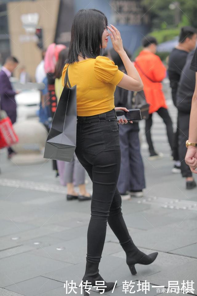 时髦感|休闲的衣服搭配粗跟鞋显高级,黑色配亮色时髦感十足