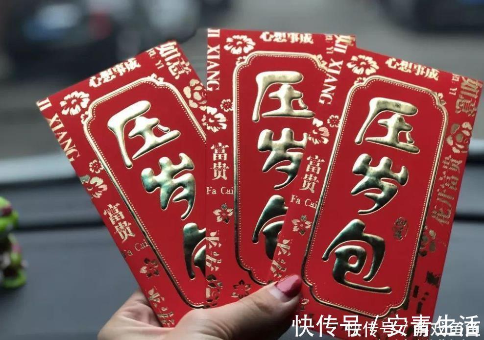 账户|父母带1岁萌娃去存压岁钱，网友刚想点赞，看到金额站不稳了