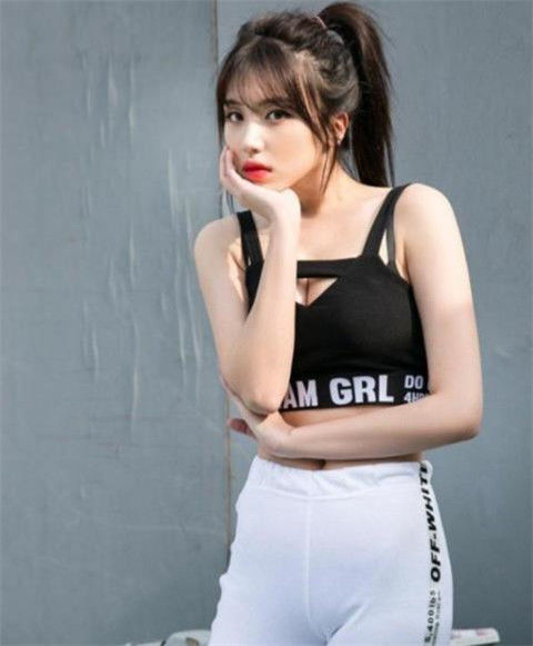 街拍：小姐姐装扮摩登而时尚，秀出绝美好身材，完美凸显时尚气息