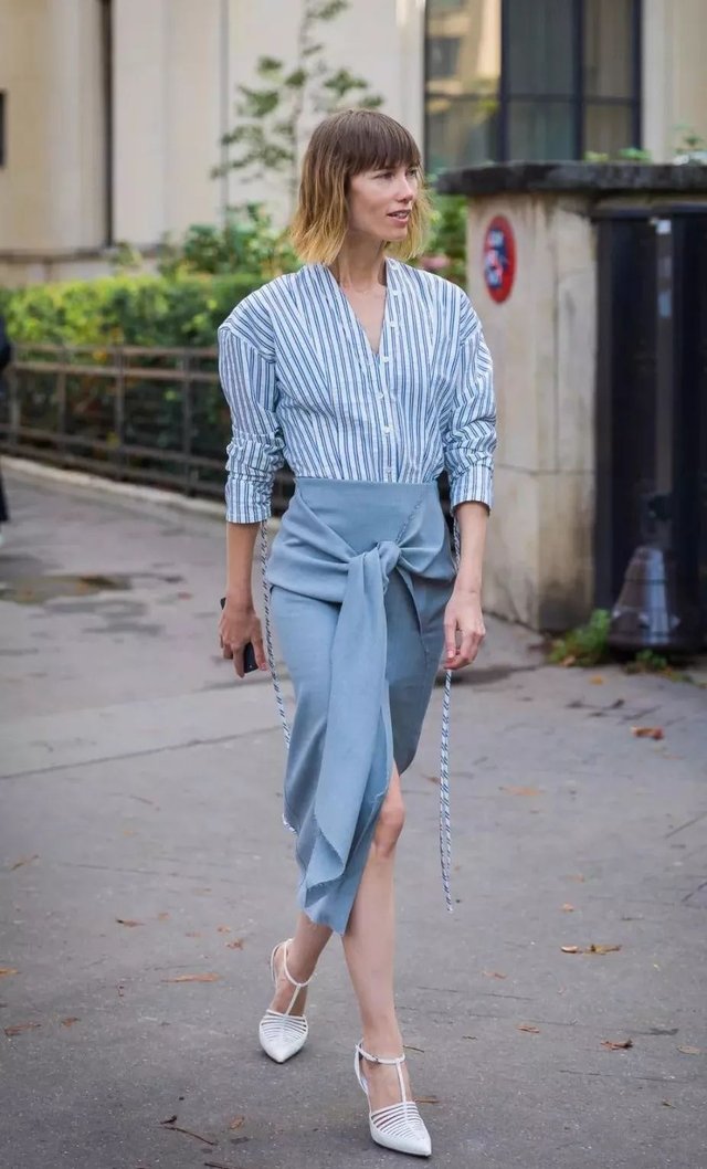 伊万卡气质全开!穿条纹衬衫搭配牛仔裤高贵洋气，意外穿出高级感