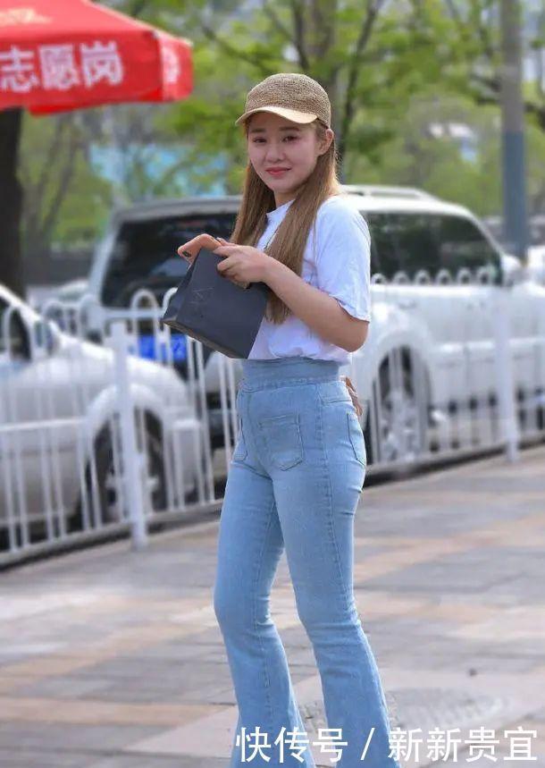 牛仔喇叭裤搭配白色T恤,造型从众多短裤穿搭当中脱颖而出