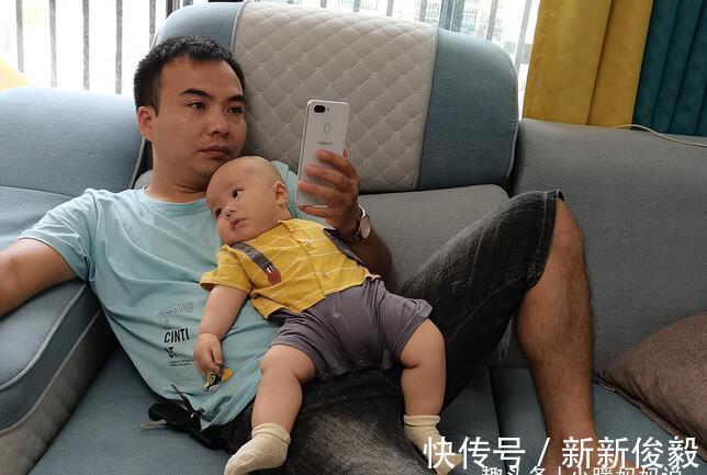 亲子关系|“坑娃老爸”带棉袄撸串,看娃吃不到直接上脚,闺女:亲生的?