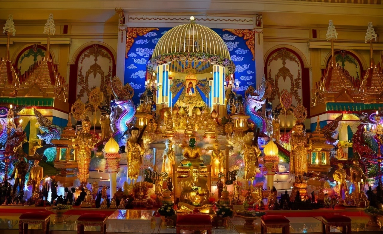 为了孝顺母亲,他花14亿在海边盖了座庄园,