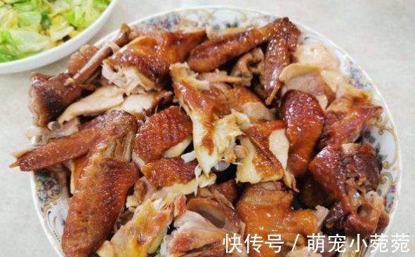 酱油鸡|酱油鸡,小火焖煮的鸡肉口感会更为嫩滑