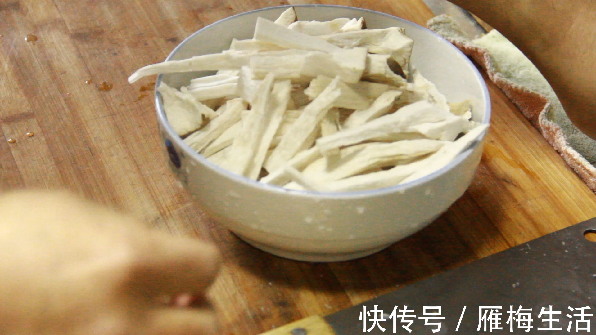 为啥很多饭店把芹菜炒杏鲍菇当做招牌菜试着炒一次,真能吃上瘾
