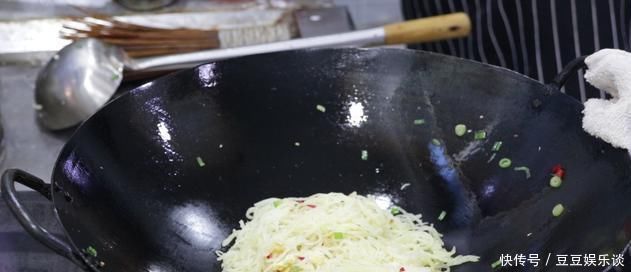 鸡蛋|土豆丝里打2鸡蛋,没想到这么好吃,我家隔天就想吃,出锅被抢光