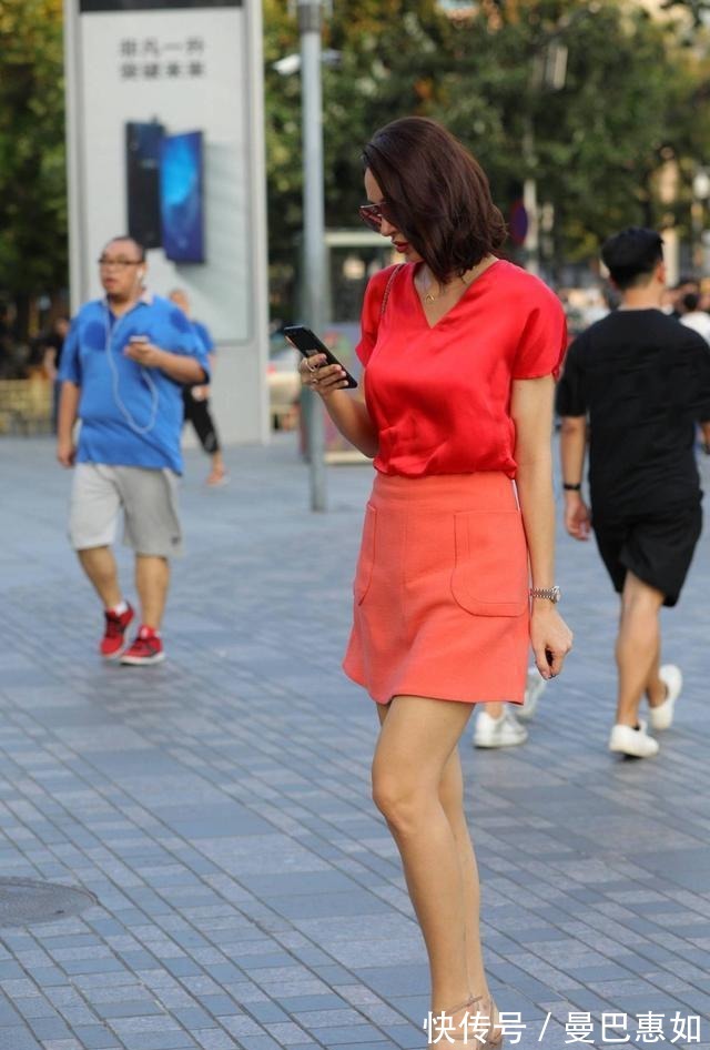 破洞牛仔裤 美女一袭简约的瑜伽裤，选择简洁轻盈的裙型，减龄单品