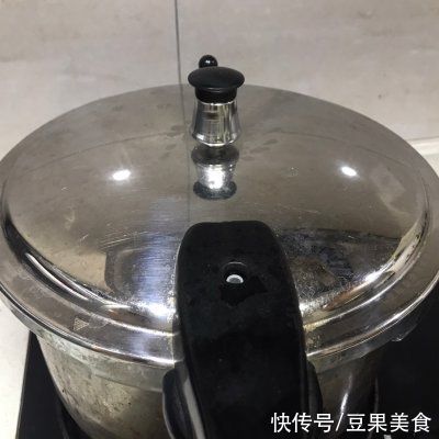 搅拌均匀|不可错过的下酒菜梅菜扣肉（含炸扣肉做法），过瘾