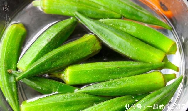 秋葵焯水,有人放油有人放盐,都不对,加2勺它,颜色青翠不变黄