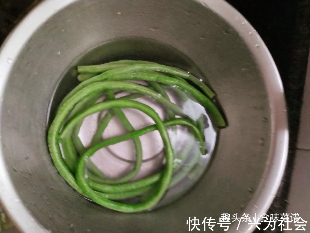 包子|豇豆猪肉包子调馅方法,鲜香扑鼻,好吃不油腻,老公一顿能吃5个