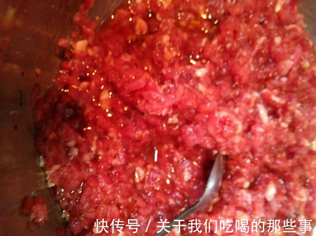 用羊肉包饺子，牢记“4加2不加”，鲜嫩多汁还不膻，咬一口满嘴香