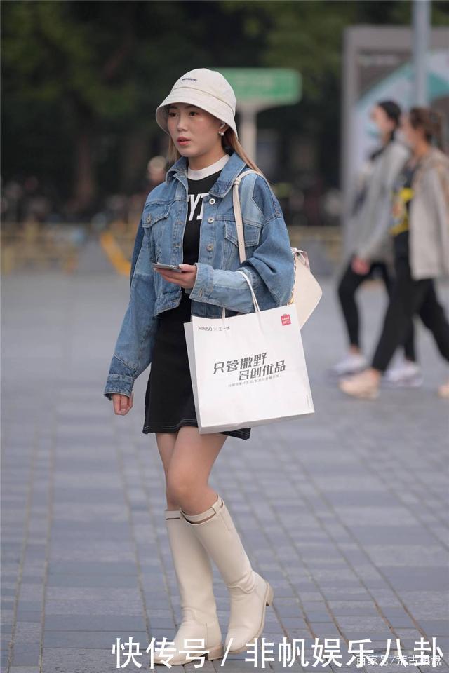 米色的长靴|秋天的米色长靴,不是过膝的款式,搭配出清新的时尚美