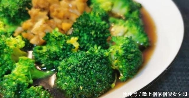 炒蒜蓉蚝油西蓝花,牢记2招,改变焯水方式,保持营养不流失