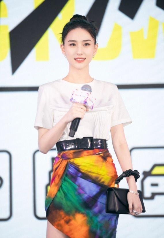 千金|何超莲不愧是千金，穿白T恤搭配彩色短裙高级时髦，女神范十足