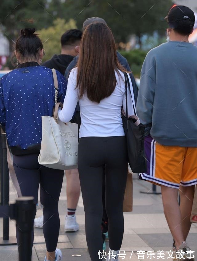 运动衫 白色修身运动衫搭配黑色运动裤,简单大气,运动风十足!