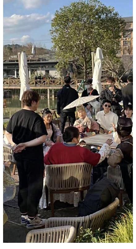 《青春環(huán)游記》溫州路透，嘉賓們都坐在椅子上，只有吳彤在站著……