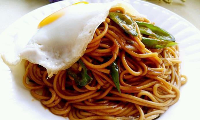 筋道|炒面时，牢记3个窍门，面条不起坨，爽滑筋道，每一口都很入味