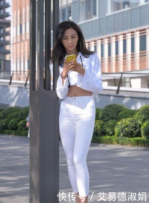 黑色|街拍:黑白裤美女,哪一个更好看呢?