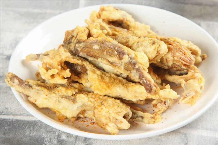 炸小黄鱼，别只往里加面粉，多放2样，炸出来又酥又脆，肉质鲜美