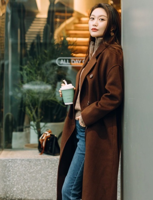 酒红色|大衣穿不出气场?原因不是身高而是搭配,看完这几套搭配你就明白