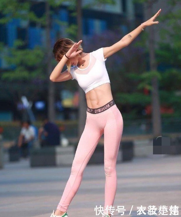 粉色|美女街拍小姐姐穿粉色紧身裙,背影看着太迷人