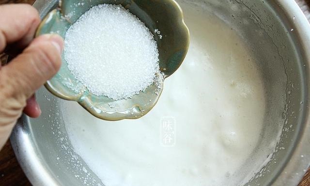 不用烤箱也能做的酸奶蛋糕，又香又软，更适合孩子吃，也不会上火！