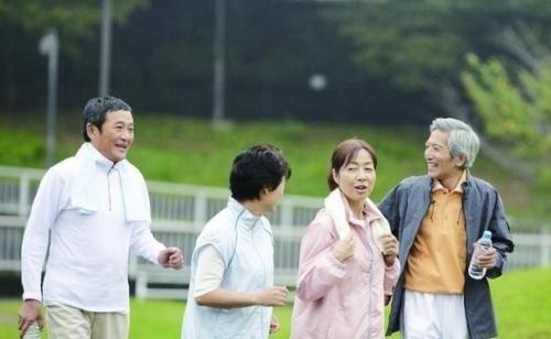 饮食习惯|骨质疏松还在盲目吃钙片先做到这3点,把骨头慢慢“养”好