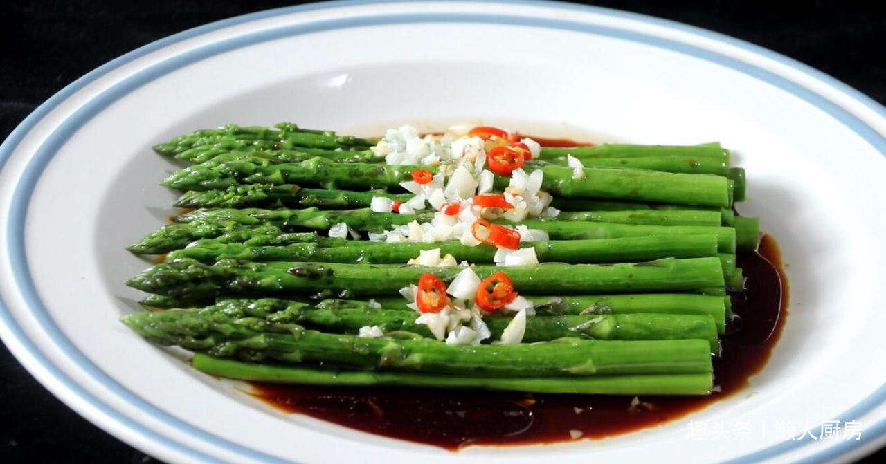 教你芦笋最简单的做法，一煮一淋两步搞定，口感脆嫩，营养不流失
