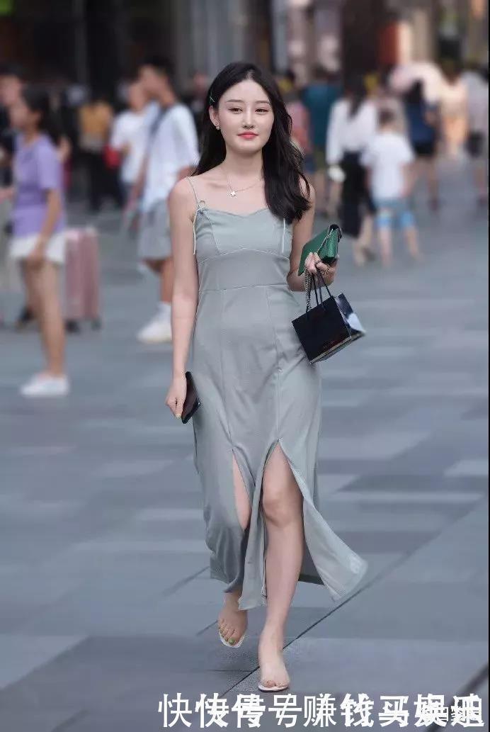 白马王子|肩带式无袖冰丝开衩连衣裙，展现完美身材又能挡住“粗小腿”