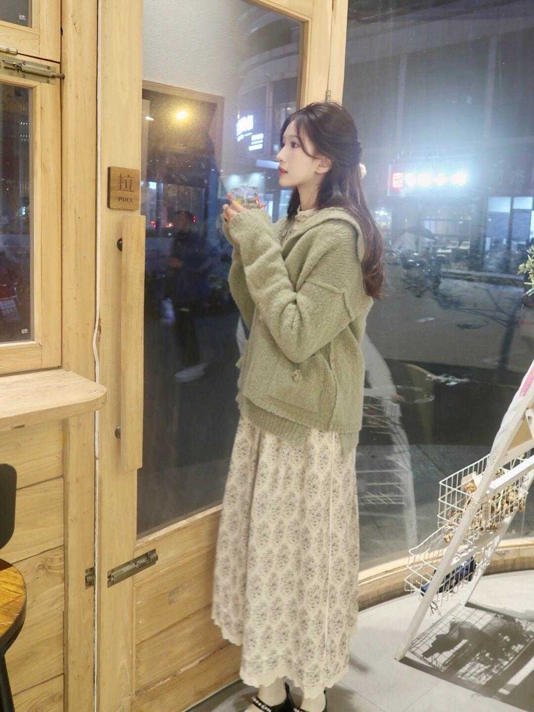 搭配|短款针织开衫与裙子的碰撞,温柔多情青涩朦胧,还不快来试试