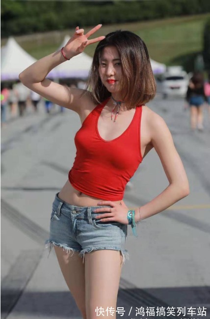 挂脖背心 红色挂脖背心搭配牛仔短裤,清凉舒适,元气满满